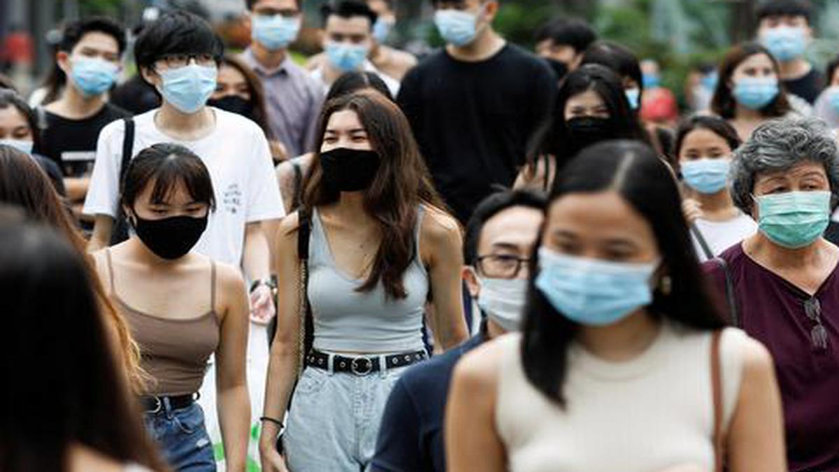 Ärzte raten Singapurern, sich inmitten der COVID-19-Welle zu impfen und Gesichtsmasken zu tragen