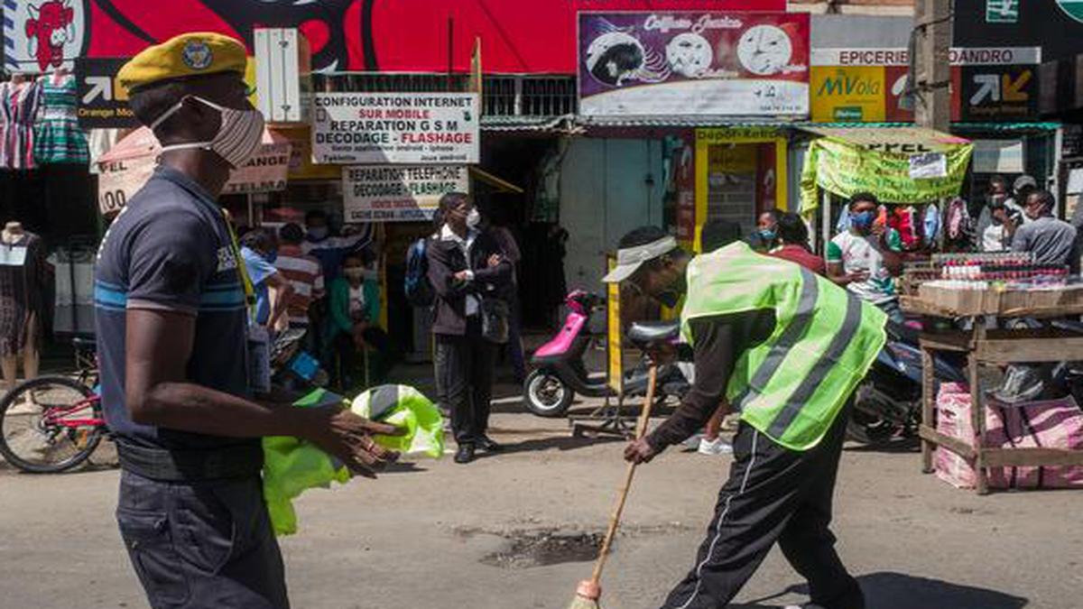 Coronavirus | People caught without masks forced to sweep streets in Madagascar