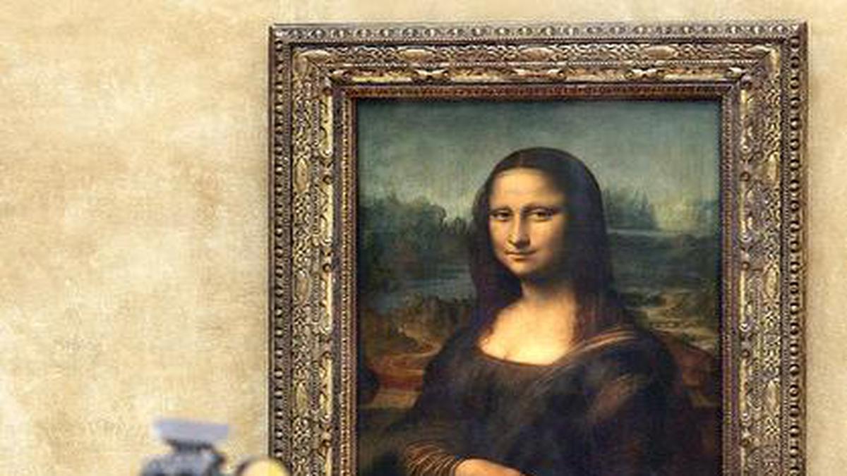 Mona Lisa s eyes are not following you around the room says study