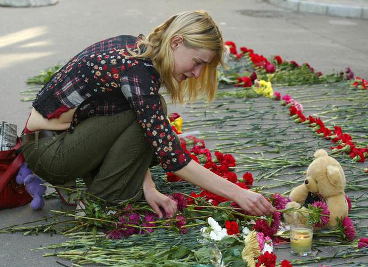 Королева ставшей причиной трагедии для народа. Трагические цветы. Рагодия.