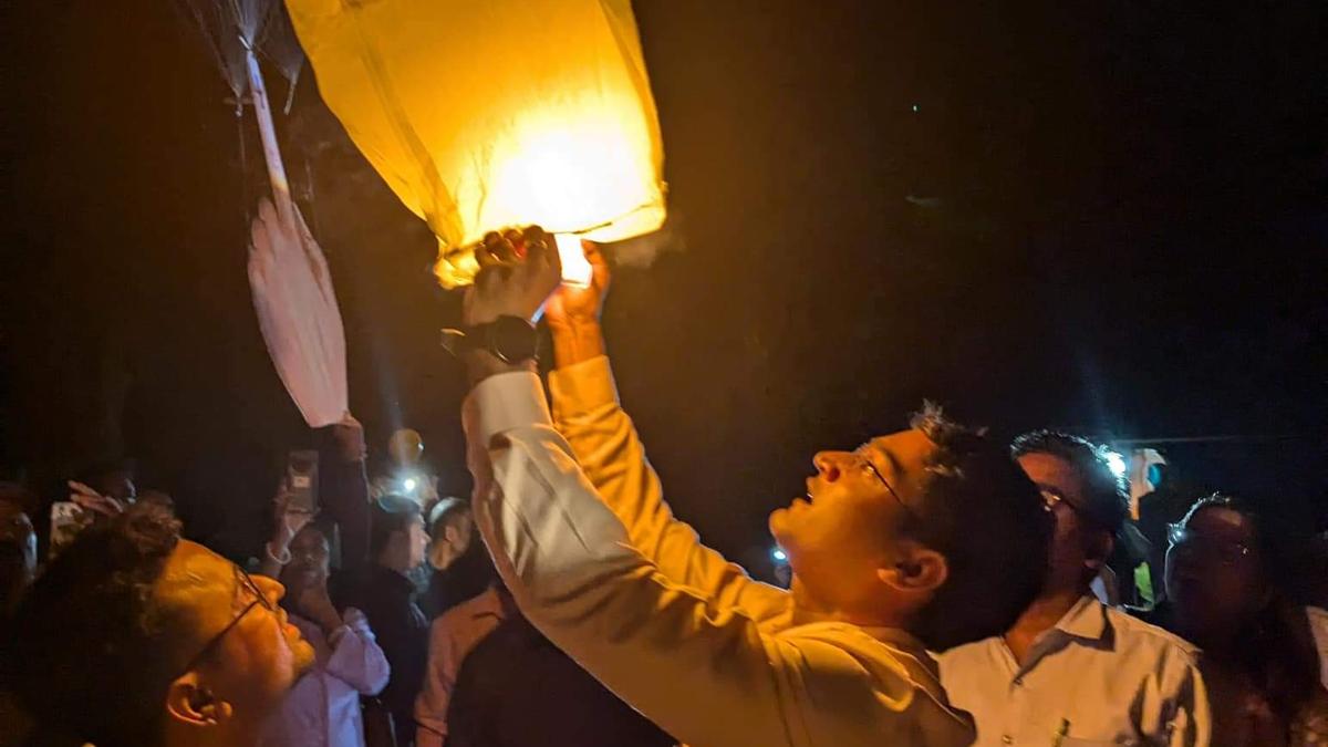 https://th-i.thgim.com/public/news/international/fkfe3y/article68848586.ece/alternates/LANDSCAPE_1200/Assam%20sky%20lantern.jpg