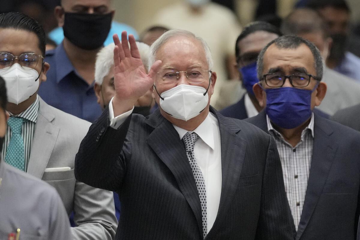 Malasia reduce a la mitad la pena de prisión para el ex primer ministro Najib Razak, que supervisó robos multimillonarios de 1MDB