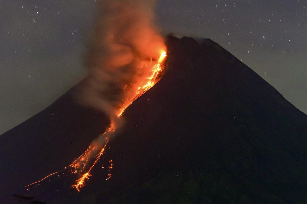Gunung Merapi di Indonesia meletus, memuntahkan lahar panas