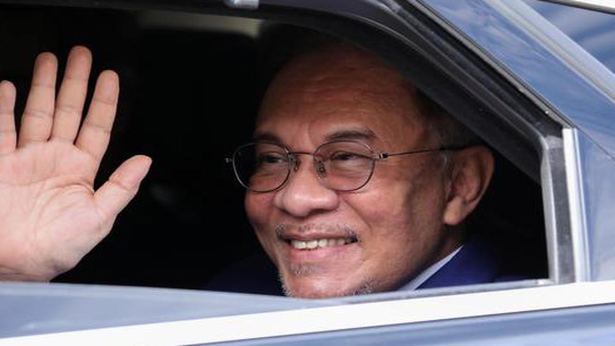 Malaysia's Anwar meets king in bid to form new government