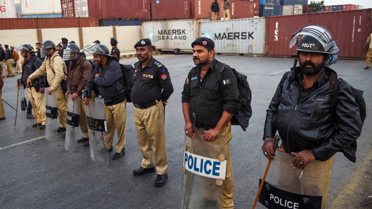 Hundreds of people storm U.S. Consulate in Karachi, Pakistan