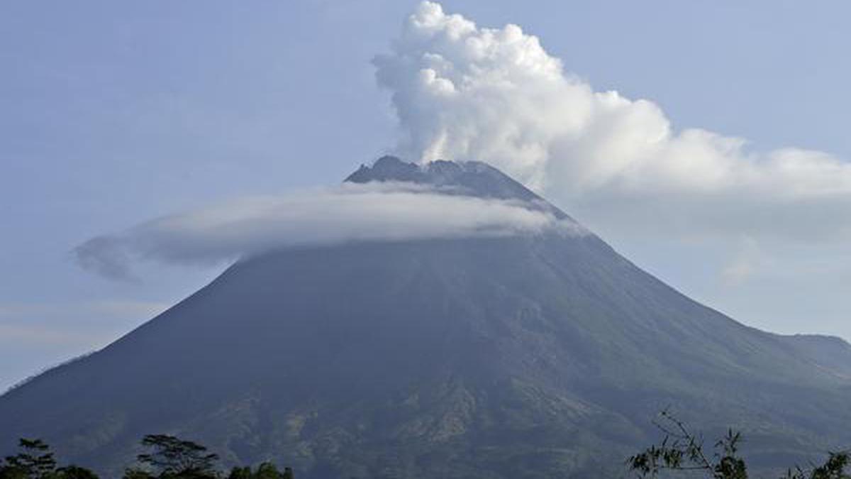 Indonesia’s Merapi volcano spews hot clouds, 500 evacuate