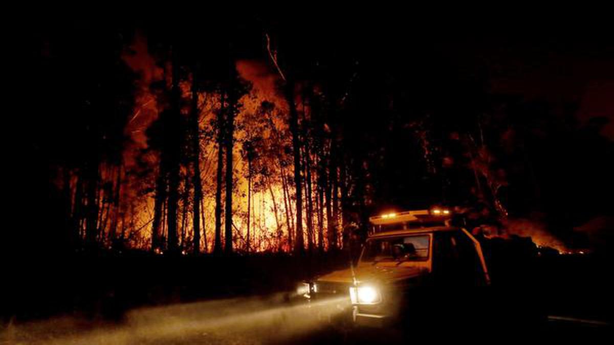 Australian navy races to rescue thousands as new fire threat looms