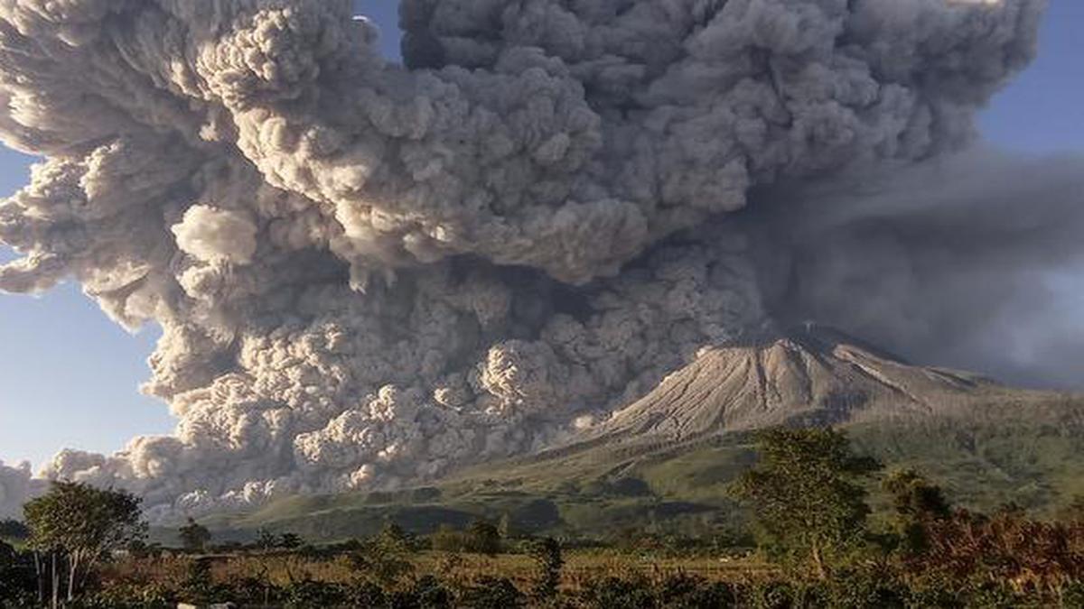 Indonesia’s Mount Sinabung volcano spews ash into sky - The Hindu