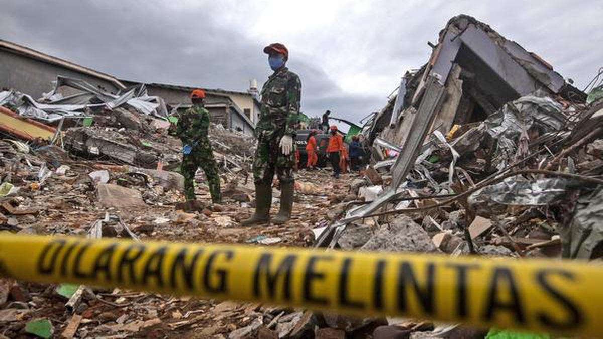 Damaged roads, power blackouts hamper rescue efforts at Indonesian quake site