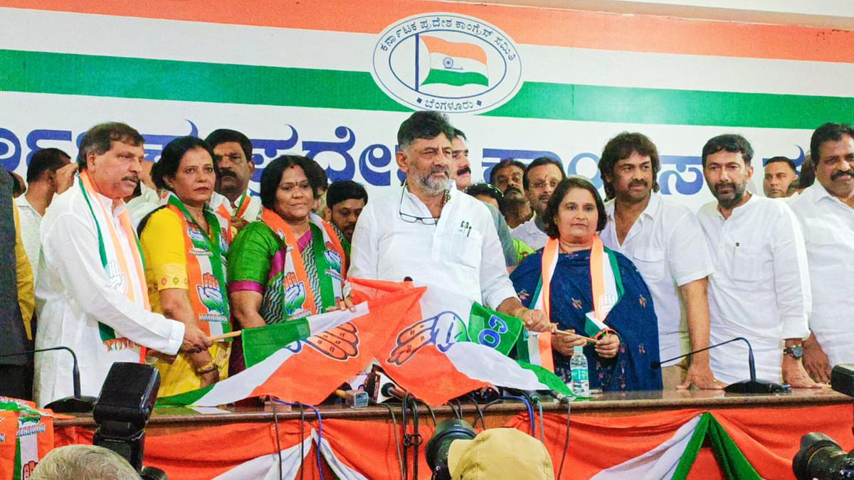 Geeta Shivarajkumar joins Congress, to campaign in support of her brother  Madhu Bangarappa - The Hindu
