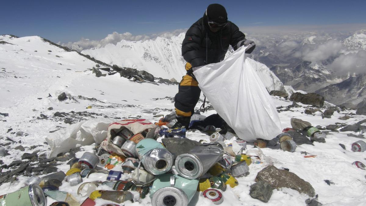 नेपाल के सफाई अभियान में तेजी के साथ माउंट एवरेस्ट से 3,000 किलोग्राम कचरा एकत्र किया गया - द हिंदू