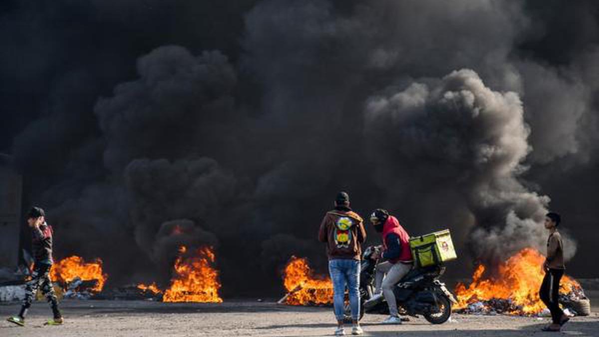 Policeman killed, dozens injured in southern Iraq clashes