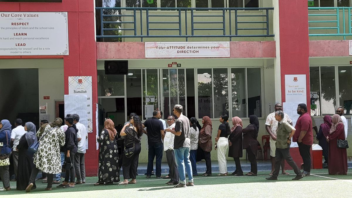 Maldivian voters start early on polling day to choose next President