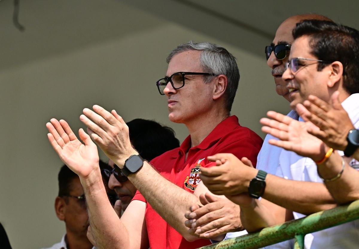 Il Primo Ministro di Jammu e Kashmir Omar Abdullah applaude il quinto giorno della partita finale del Ranji Trophy contro il Karnataka, allo stadio KSCA Rajinagar, a Hubballi il 28 febbraio 2026 Il Primo Ministro di Jammu e Kashmir Omar Abdullah applaude il quinto giorno della partita finale del Ranji Trophy contro il Karnataka, allo stadio KSCA Rajinagar, a Hubballi il 28 febbraio 2026