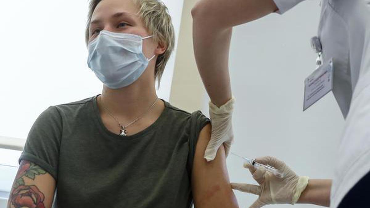 Doctors, teachers, other high-risk groups sign up for COVID-19 vaccinations in Moscow