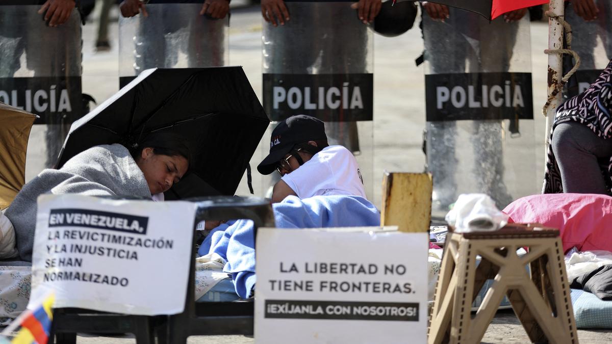 Venezuela frees 17 political prisoners before amnesty law