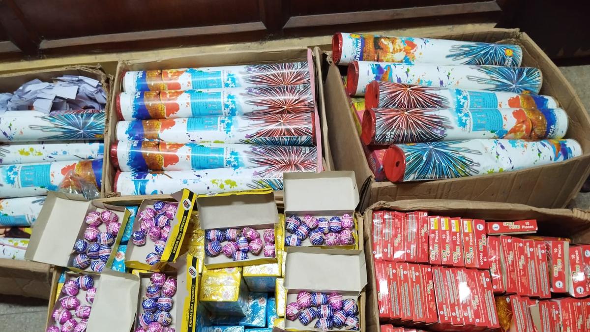 https://th-i.thgim.com/public/news/international/sv8x6i/article68818515.ece/alternates/LANDSCAPE_1200/kolkata%20police%20fire%20crackers.jpg