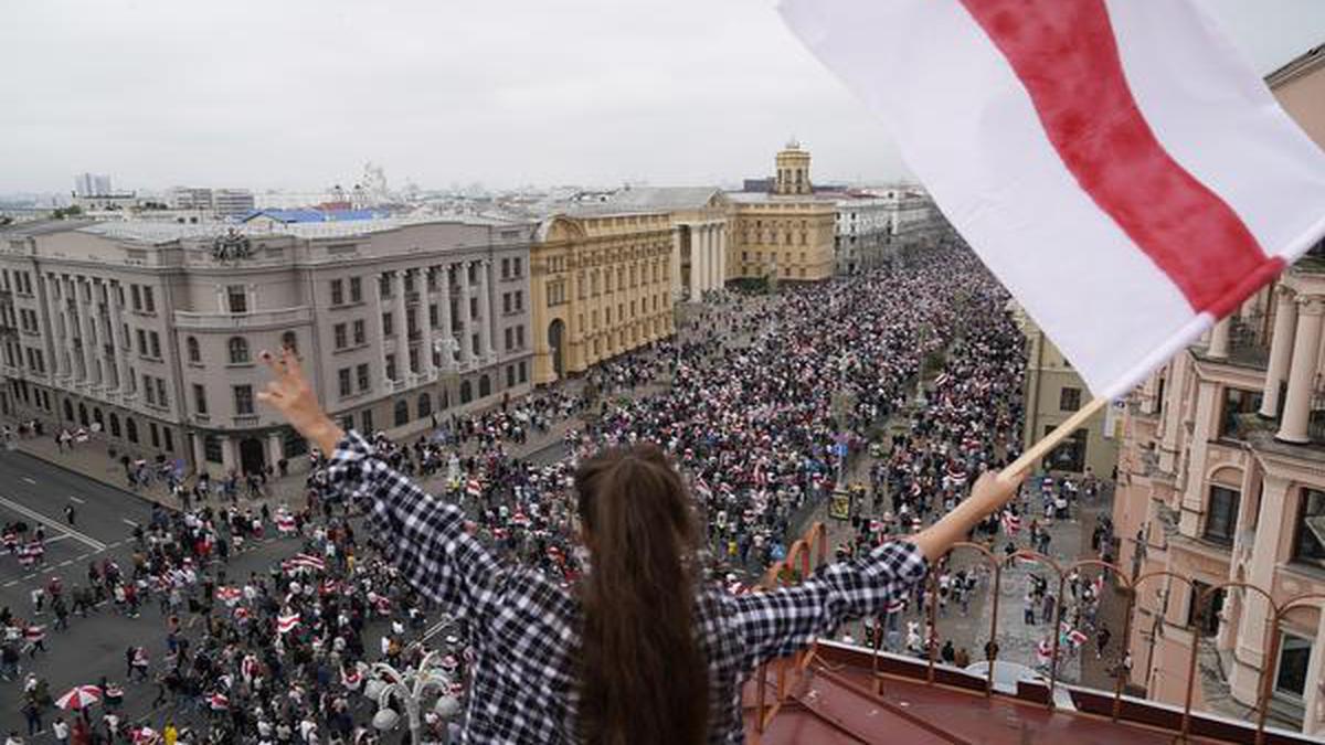 Belarus protesters flood into Minsk, briefly approach Lukashenko residence