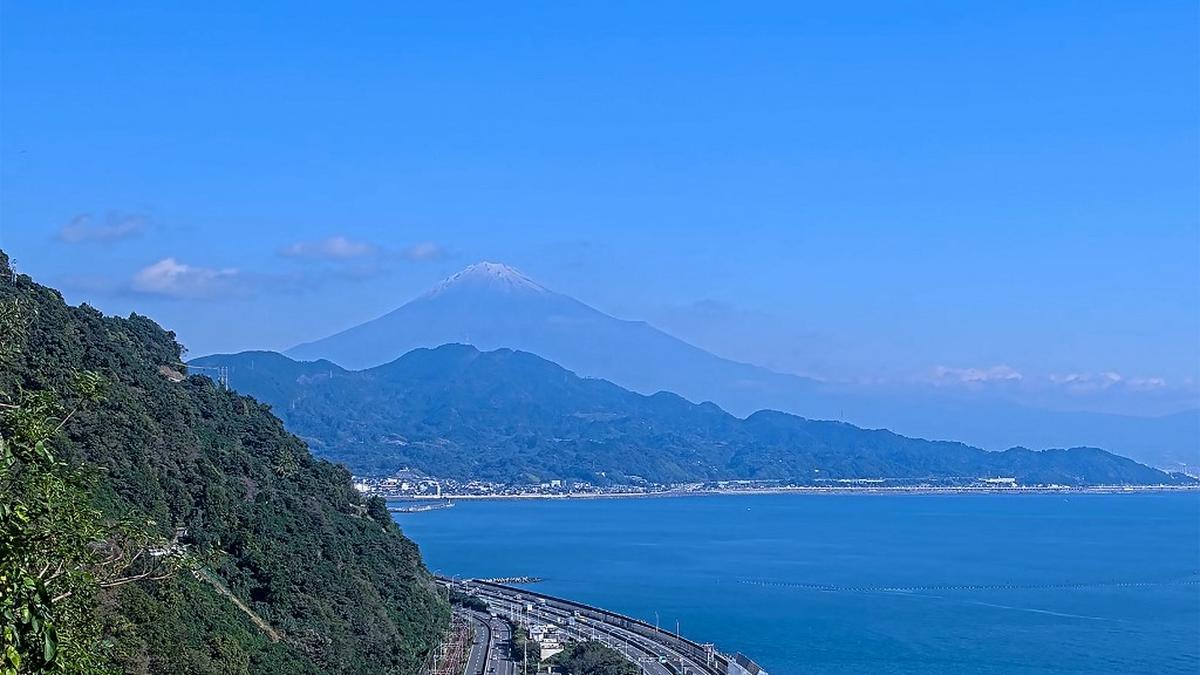 Mount Fuji gets its trademark snowcap after longest delay in 130 years, but still not official