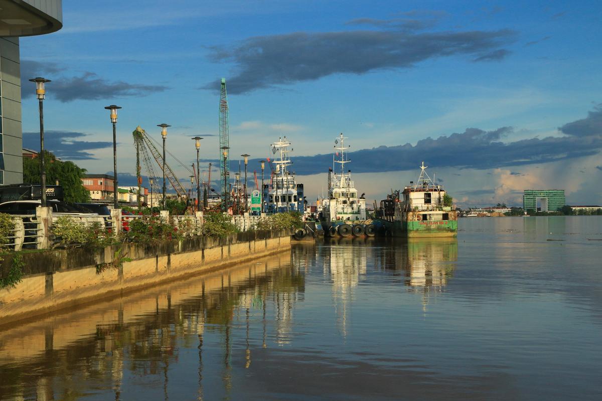 The Rejang River flows through Sibu and visitors can go boating on it.