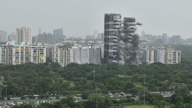 Noida twin towers demolition | Last moments of evacuation and a sleeping man!