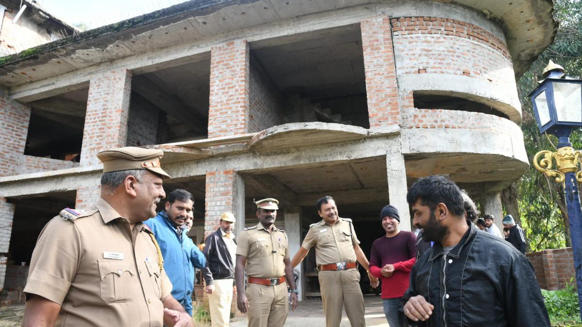 Seven injured by leopard stuck inside house