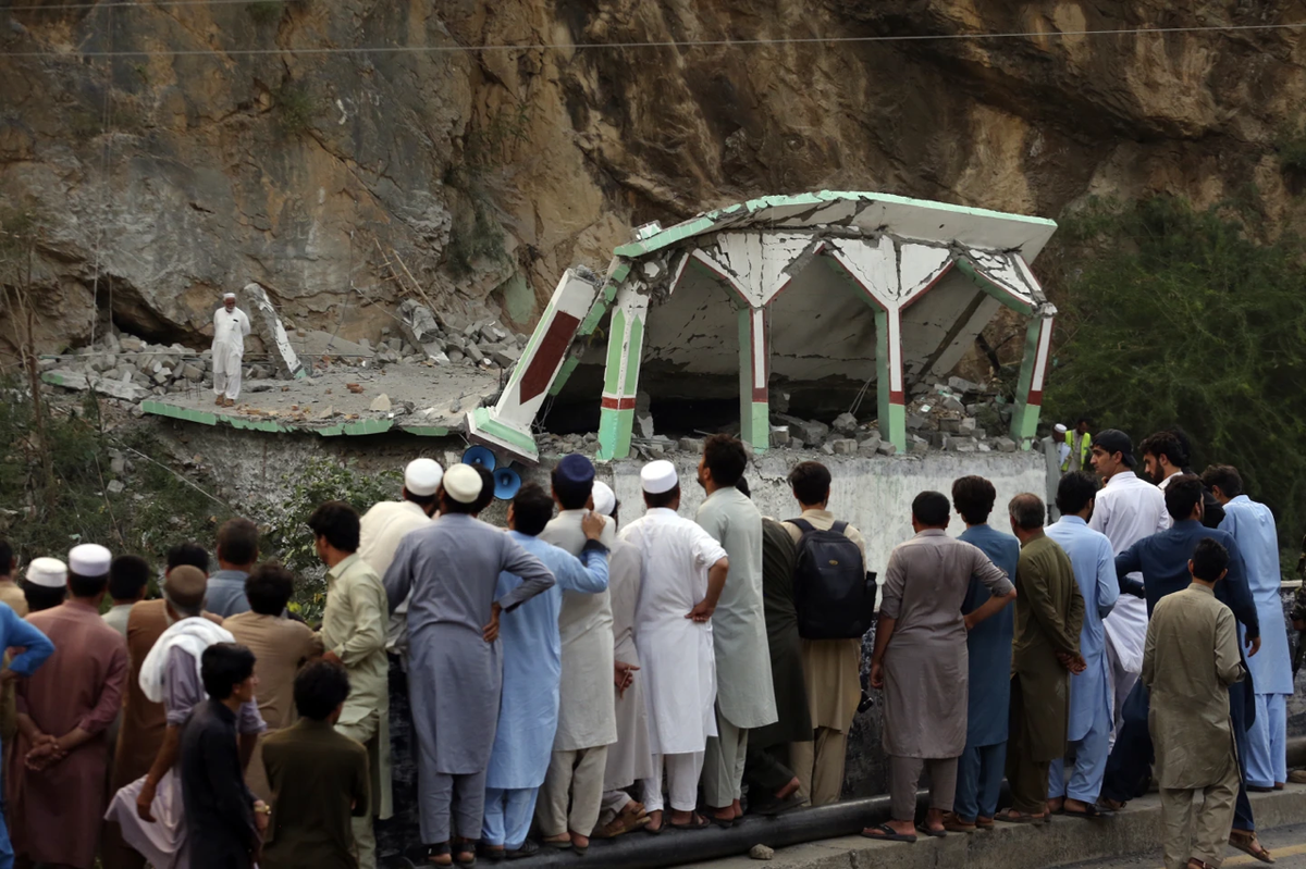 Suicide blast in historic Pakistan mosque kills police officer - The Hindu