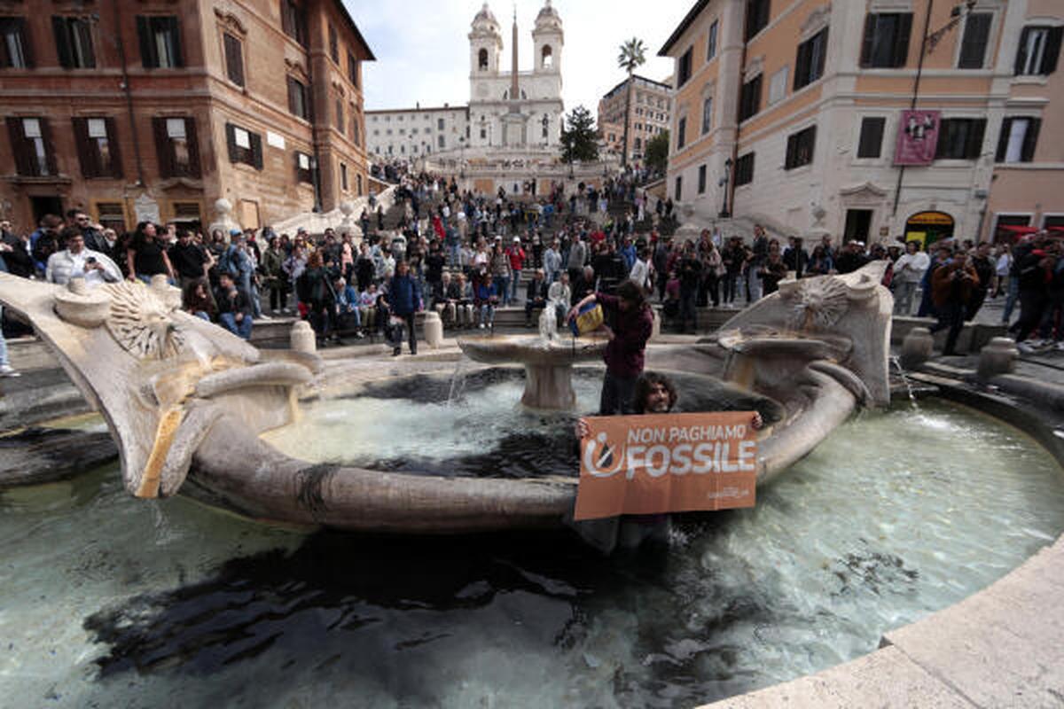 Climate activists turn landmark Rome fountain black - The Hindu