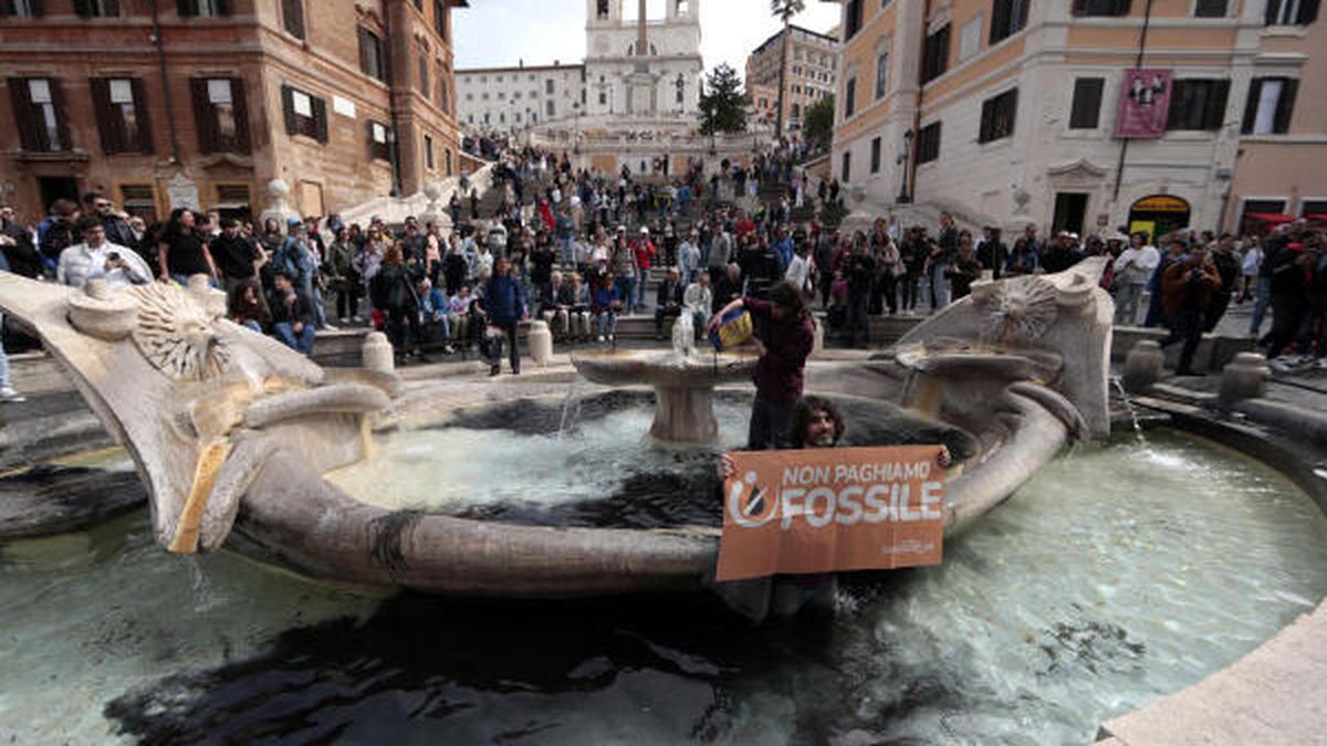 Climate activists turn landmark Rome fountain black