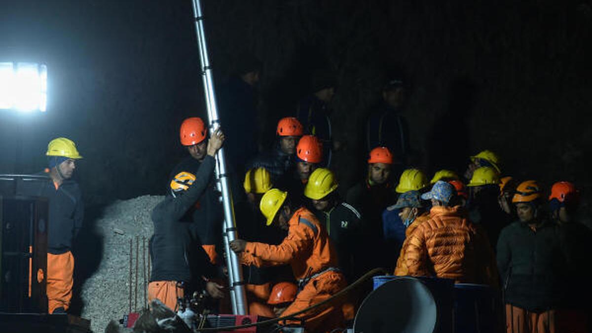 Uttarkashi tunnel collapse | Rescue work at Silkyara tunnel delayed as drill machine hits hurdle