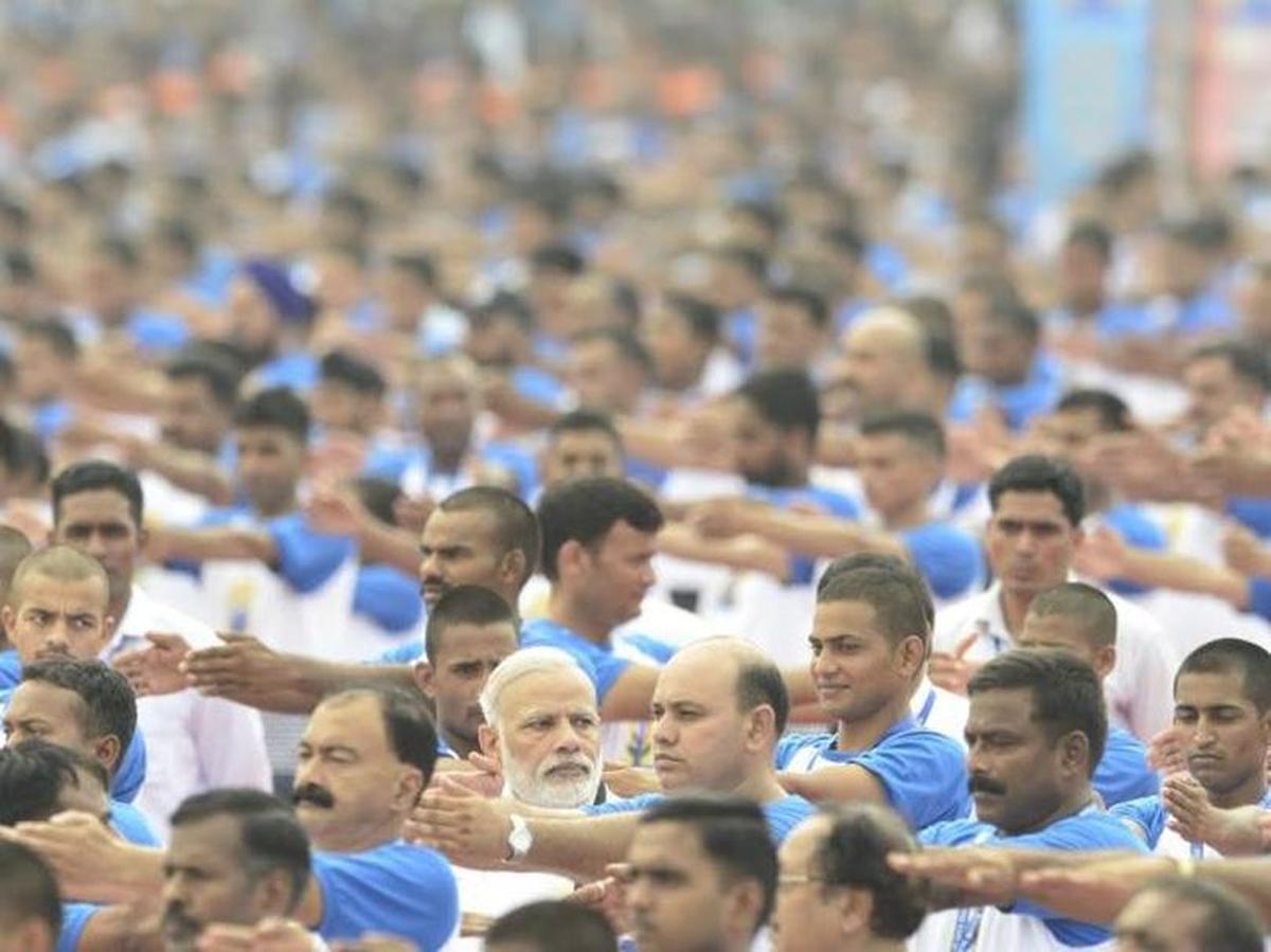 Mais de 30.000 pessoas realizaram Yoga Asanas durante o evento realizado no Complexo Capitólio em meio a uma segurança estrita. arquivo Mais de 30.000 pessoas realizaram Yoga Asanas durante o evento realizado no Complexo Capitólio em meio a uma segurança estrita. arquivo