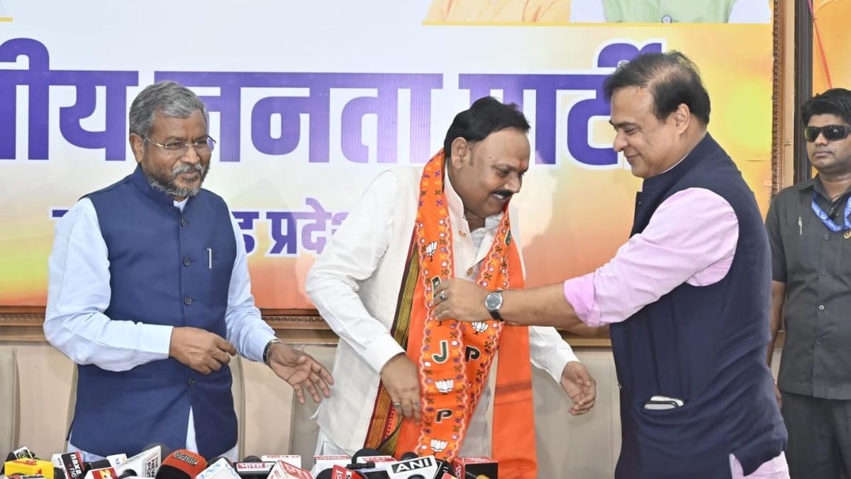 https://th-i.thgim.com/public/news/national/2uw0ul/article68718196.ece/alternates/LANDSCAPE_1200/Kamlesh%20Singh%20joins%20BJP.jpg