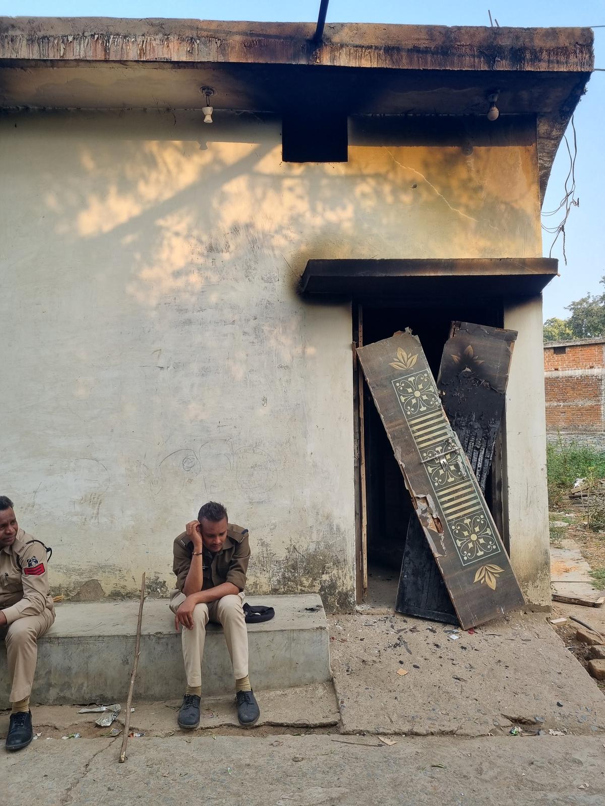 Um edifício danificado pela violência na aldeia de Dutkaiya, no distrito de Gariaband, em Chhattisgarh.