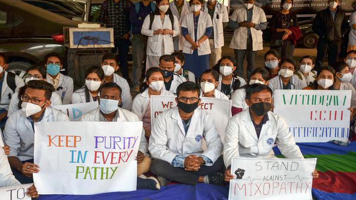 Doctors stage protests against ‘mixopathy’