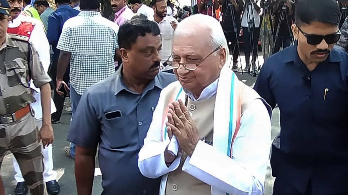 Outgoing Kerala Governor Arif Mohammad Khan bids adieu to the State, CM Pinarayi Vijayan absent for farewell