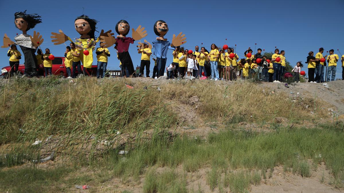 https://th-i.thgim.com/public/news/national/41dien/article69563329.ece/alternates/LANDSCAPE_1200/AFP__20250510__468P3G6__v1__HighRes__MexicoMotherSDayBorderDemo%201.jpg