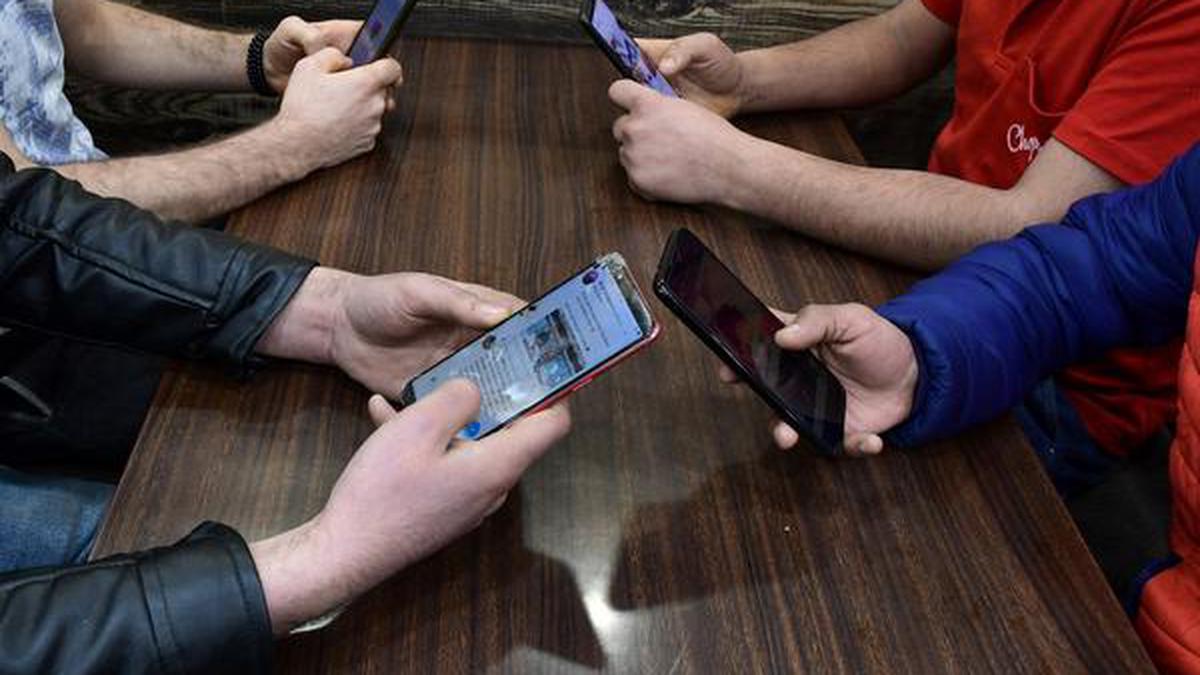 Give reasons for not restoring 4G in J&K, SC tells Centre, UT