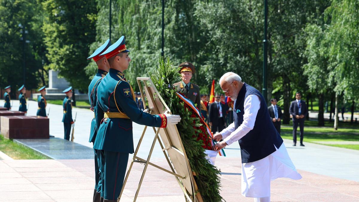 PM Modi pays tribute at ‘Tomb of the Unknown Soldier’ in Russia