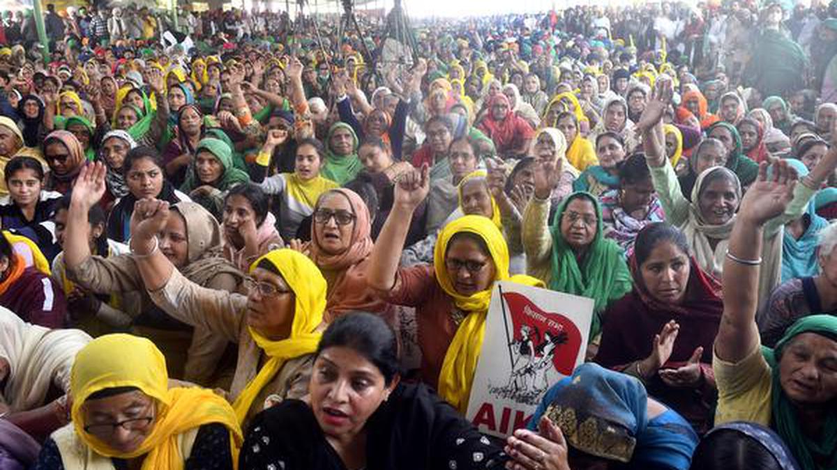 Farmers in hundreds descend at protest sites to mark anniversary