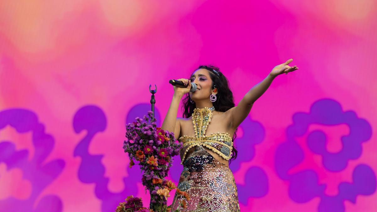 Indian-American singer Raveena Aurora pays tribute to her motherland at Lollapalooza India