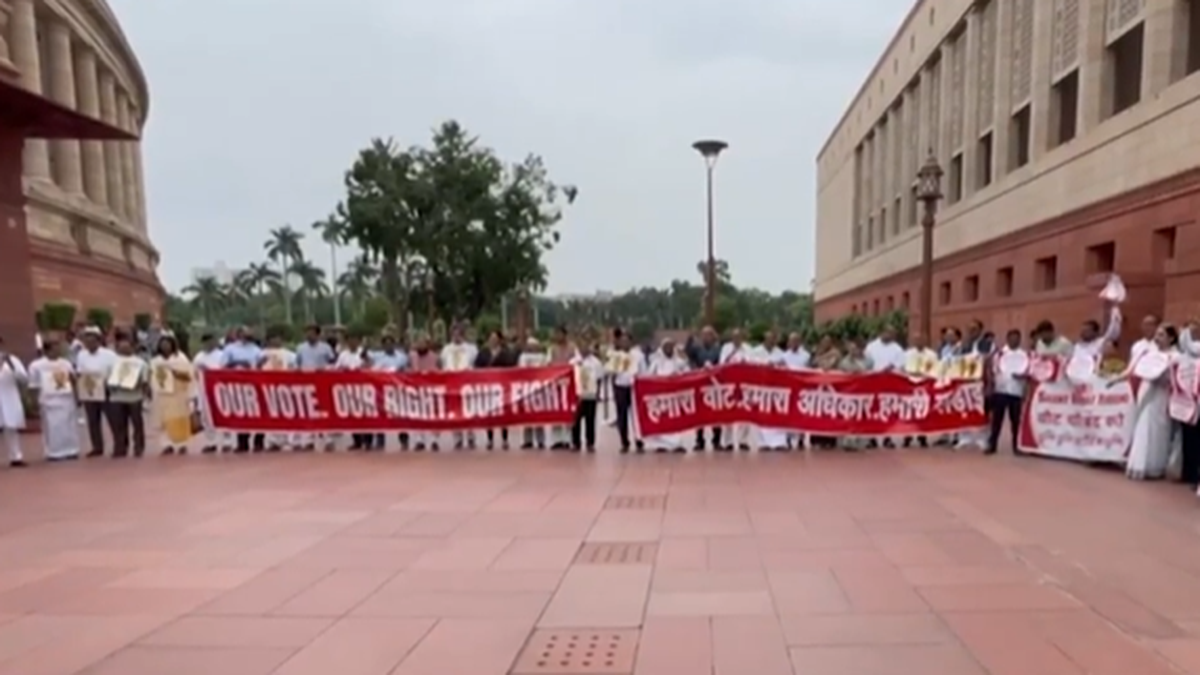 Sonia, Priyanka, other Opposition leaders protest against SIR in Parliament premises