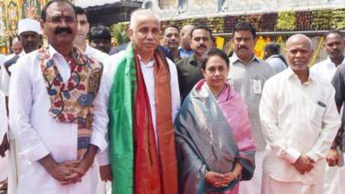 Andhra Pradesh Governor worships at Tirumala temple