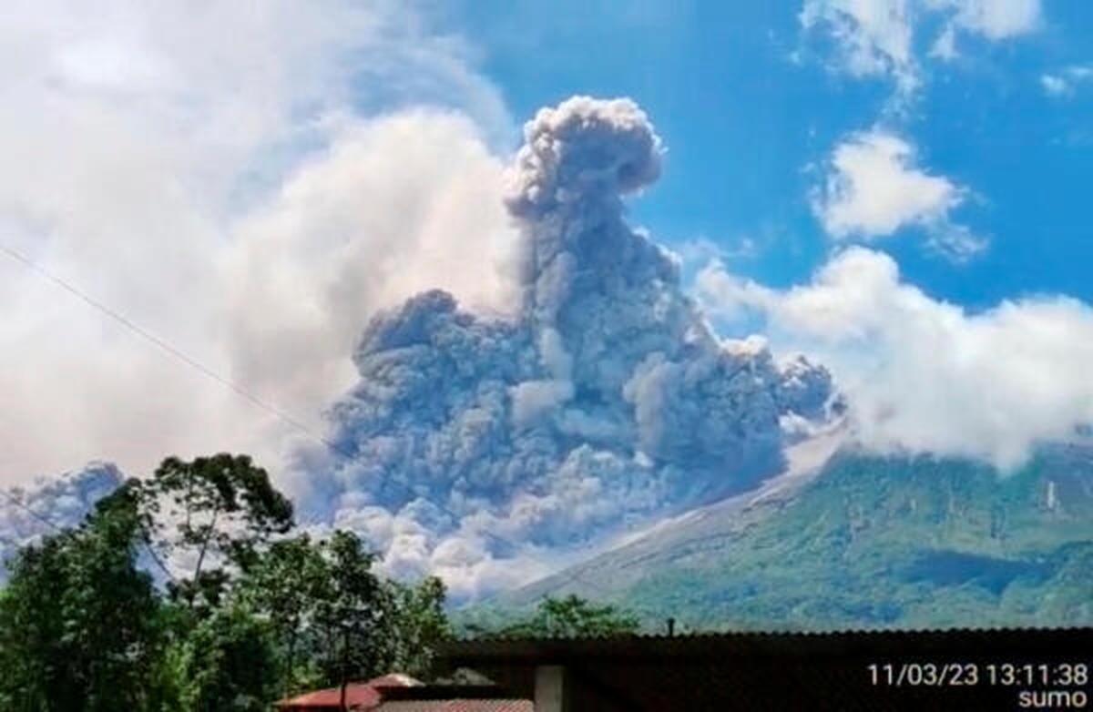 Gunung Merapi Indonesia memuntahkan awan panas dalam letusan baru