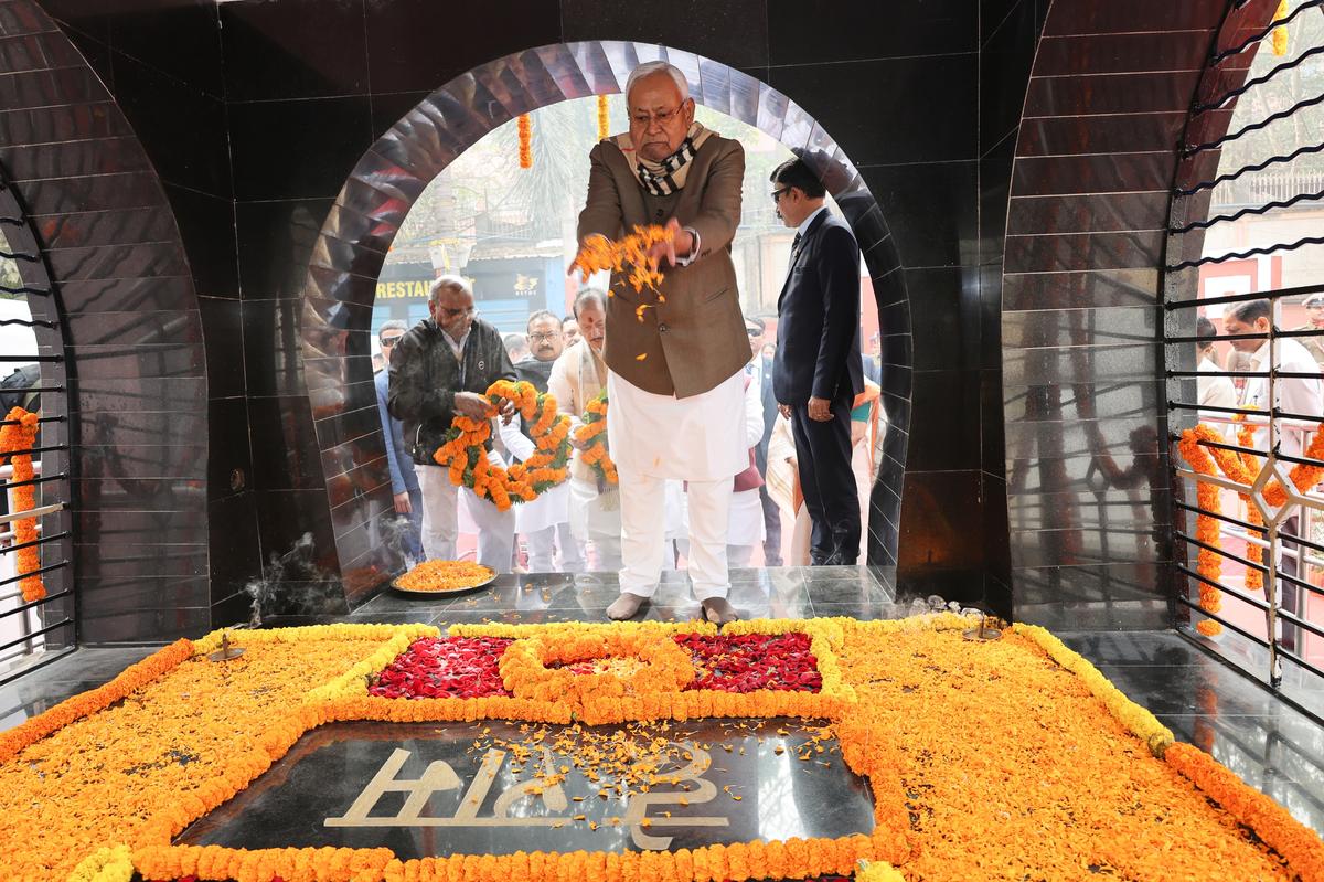 Chief Minister Nitish Kumar paying the floral tribute to Mahatma Gandhi on his death anniversary on Thursday. Chief Minister Nitish Kumar paying the floral tribute to Mahatma Gandhi on his death anniversary on Thursday.