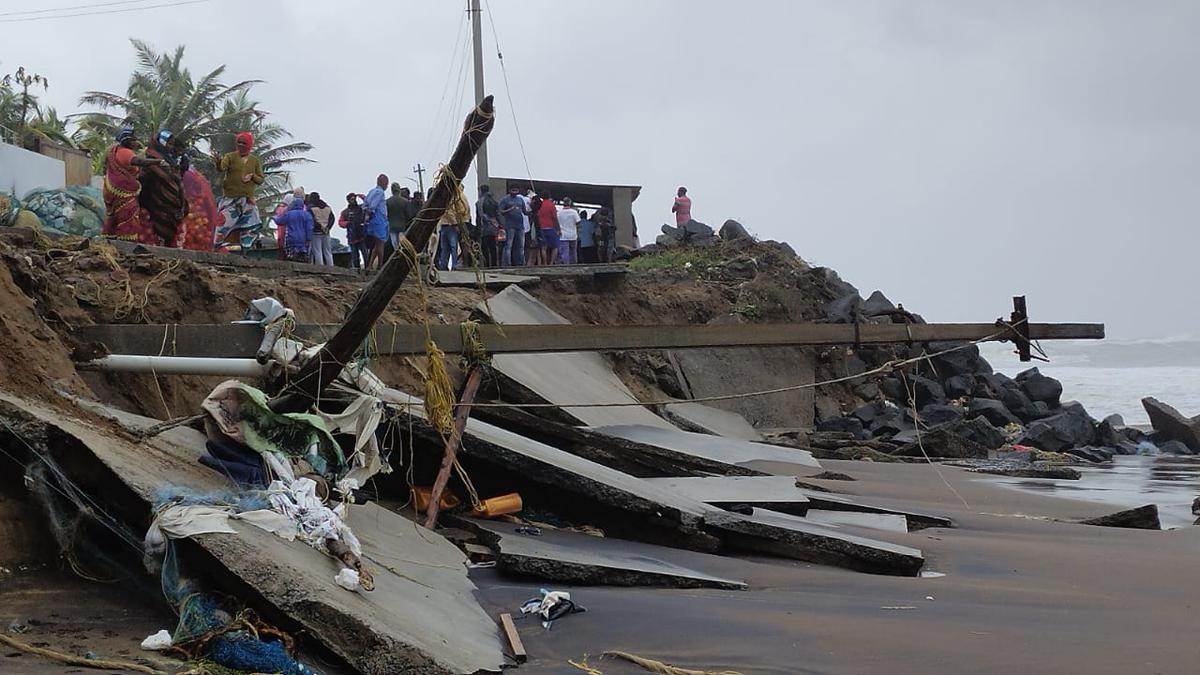 In Photos | Cyclone Mandous lashes Chennai, disrupts life