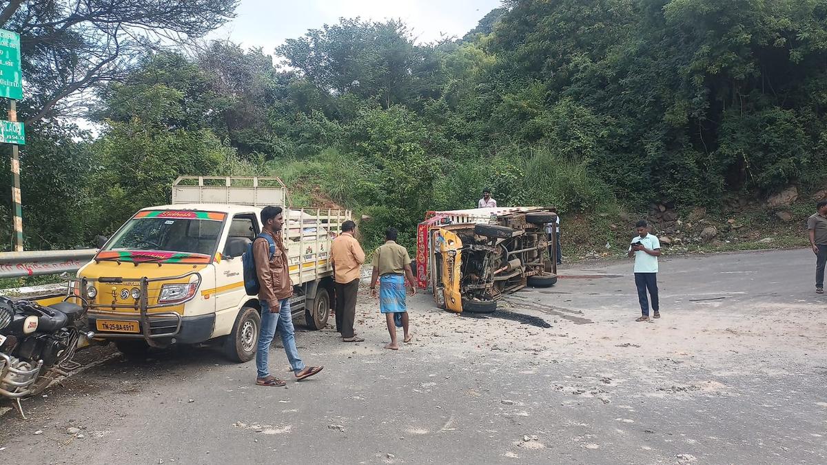 Flower-laden lorry overturns in Yelagiri Hills