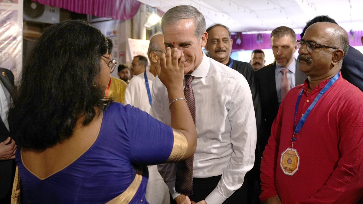 U.S. Ambassador Garcetti visits Ganesh pandal in Mumbai chawl