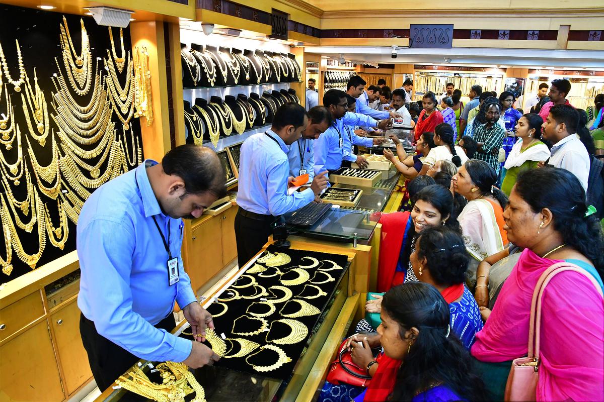 The upper-middle-income population in Kerala grew from 8.8% in 2004 to 23.5% in 2019. The picture shows people buying gold in Thiruvananthapuram in 2019. The upper-middle-income population in Kerala grew from 8.8% in 2004 to 23.5% in 2019. The picture shows people buying gold in Thiruvananthapuram in 2019.
