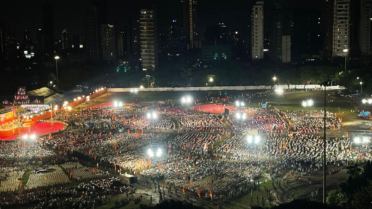 Sena vs Sena Dasara rallies LIVE updates: Shinde, Uddhav Thackeray claim Bal Thackeray’s legacy