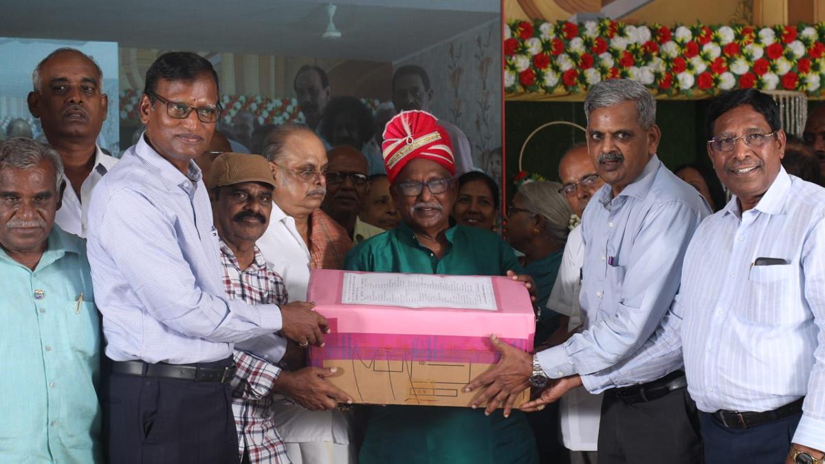 Old students honour history teacher in Tiruvannamalai